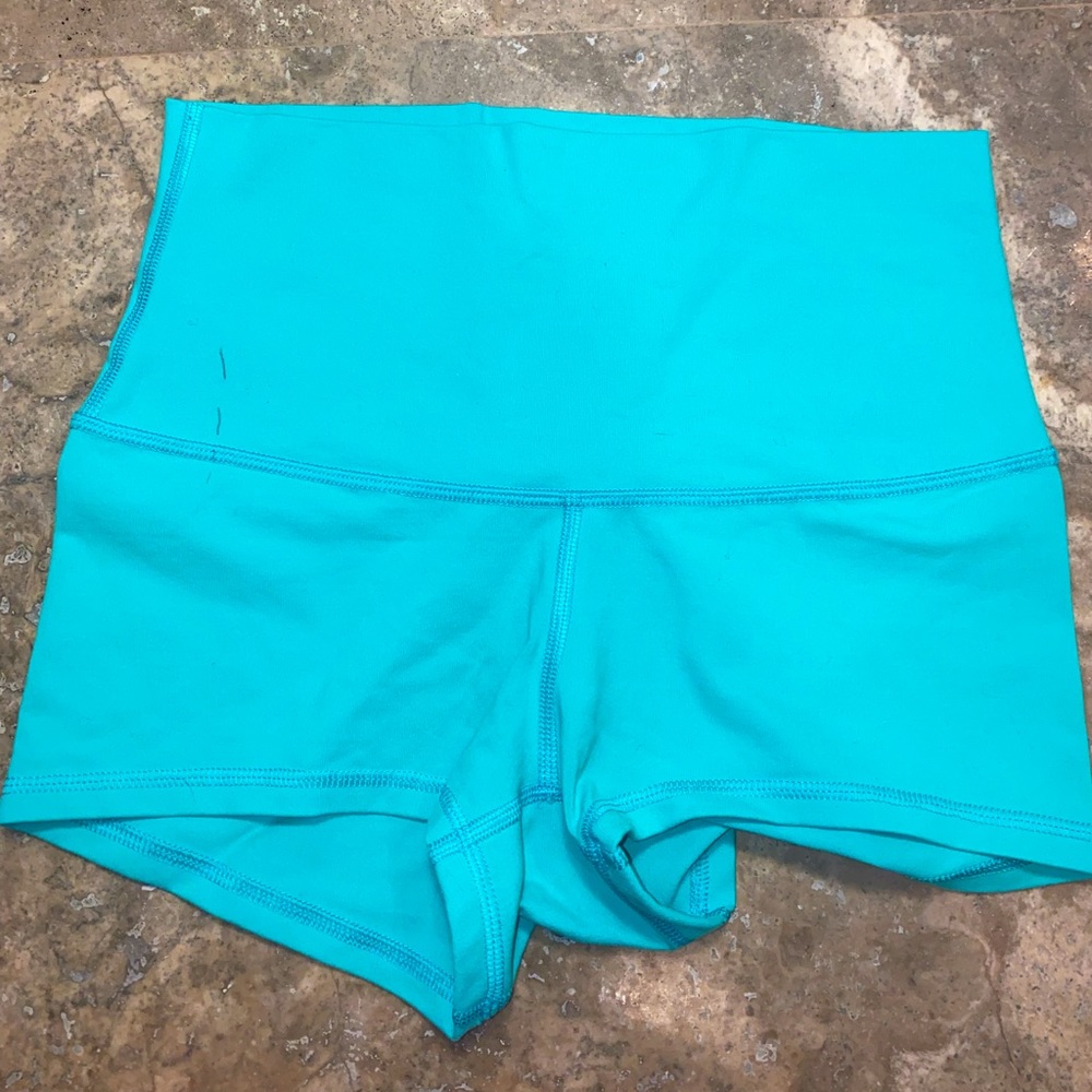 discontinued Lululemon Spandex 2.5 inch TURQUOISE Shorts size 6